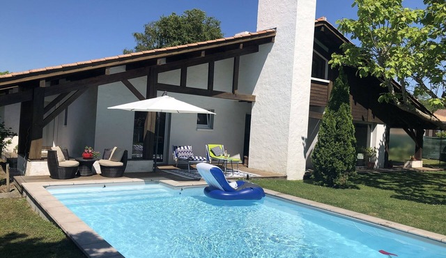 Beautiful, spacious house with pool, between the forest and the beach.