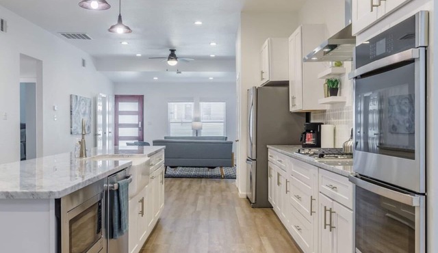 Beautiful Spacious House - Walk to Bishop Arts!