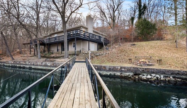 Beautiful spacious lake front home in quiet cove with dock