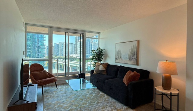 Beautiful Spacious Lakeview Waterfront w/Parking