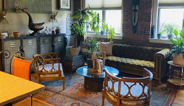 Beautiful Spacious Loft Style Townhome, 10 mins from train station and airport!