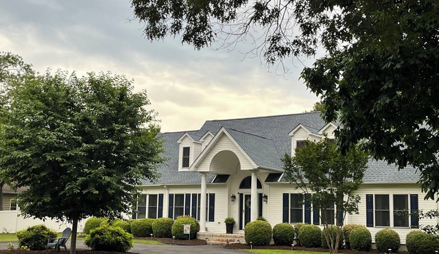 Beautiful, Spacious, Pet Friendly Home in 2 Miles from the Beach!