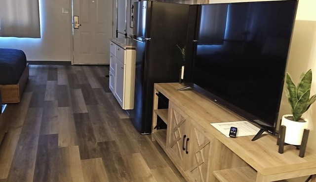 Beautiful spacious, pet friendly, 2 beds, 1 bath