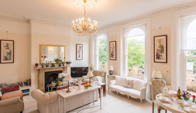 Beautiful & spacious Regency apt in centre Cheltenham, free parking