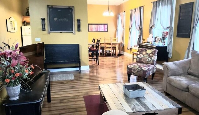 Beautiful spacious top floor loft in the heart of downtown Lebanon Ohio