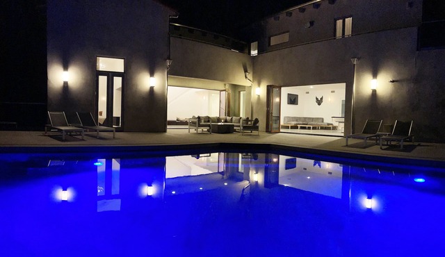 Beautiful, spacious home w infinity pool - amazing views, close Malibu beaches.