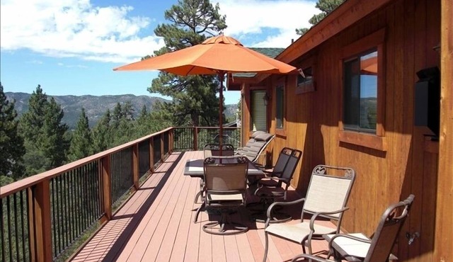 Beautiful/Spacious Cabin! Hot Tub, Pool Table, Bar, Dartboard. Tesla charger