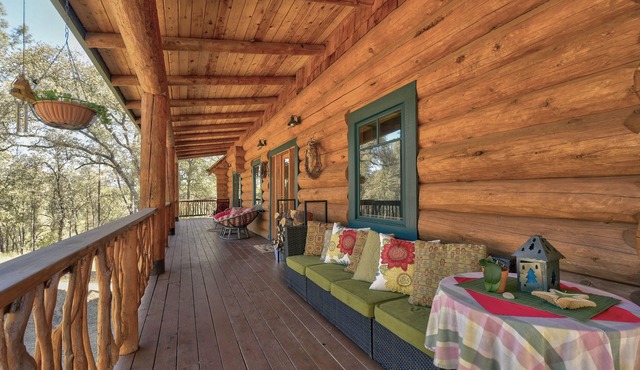Beautiful spacious luxury Log Home on 6 acres with 30 foot ceilings and Creek