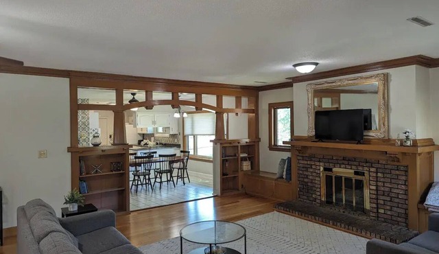 Beautiful & Spacious 2nd Floor Apartment