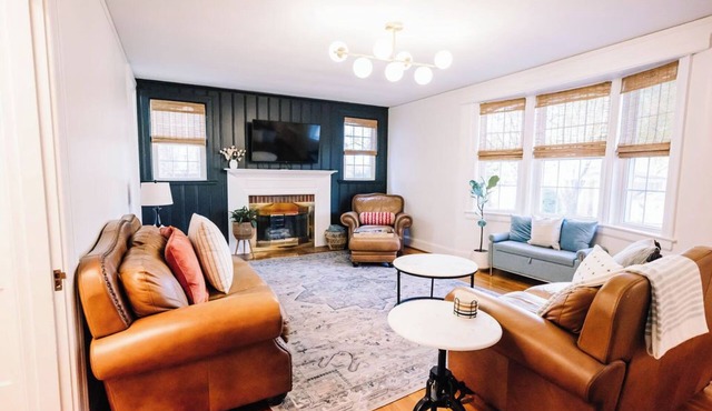 Beautiful Spacious 4 BR Retreat in Uptown with Fire Pit & Porch