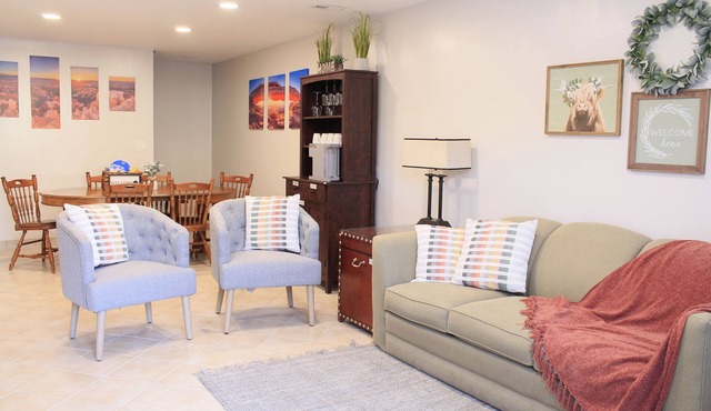 Beautiful, Spacious Basement Suite, Sleeps 7