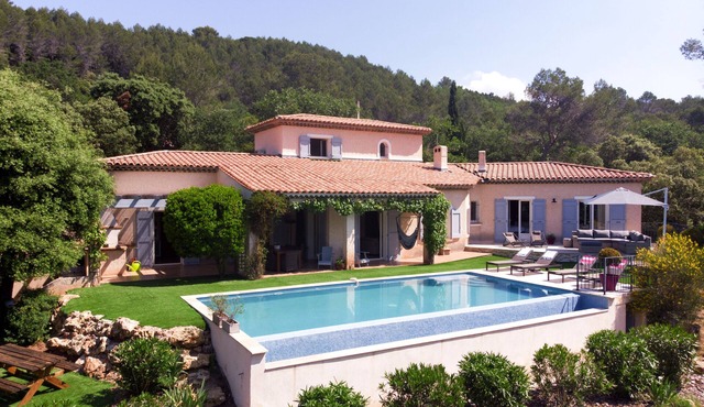Beautiful & spacious villa with swimming pool in the heart of Provence vineyards