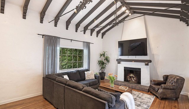 Beautiful Spanish Home with Pool Beverly Hills Adj