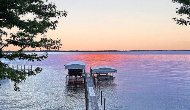 Beautiful Spirit Lake Waterfront Home Okoboji Large Family Getaway Sleeps 15+