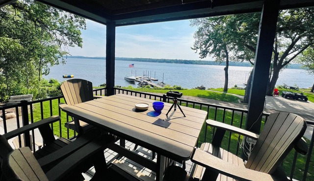 Beautiful St Croix River HomenIndoor/Outdoor Bar, Dock, Hot Tub, Game Room