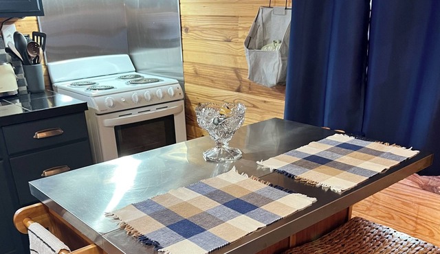 Beautiful stand alone cabin, one bedroom and a loft! Sleeps 4, very private.