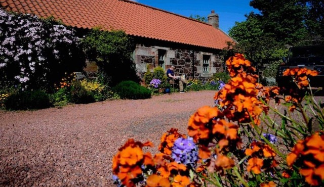 Beautiful stone built cottage in rural setting, 20 minutes by train to Edinburgh