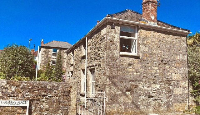 Beautiful Stone Cottage in Porthleven's Conservation Area Just 100m To Harbour