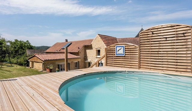 Beautiful stone house with pool by the Dordogne river