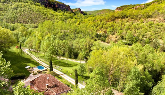 Beautiful stone house in a large park, heated swimming pool, guaranteed peace and quiet.