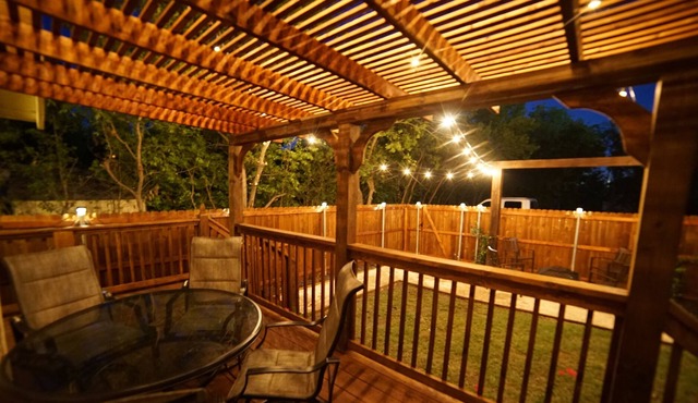 Beautiful Storybook Cottage Style Rustic Home Next To I-35 Easy Access!