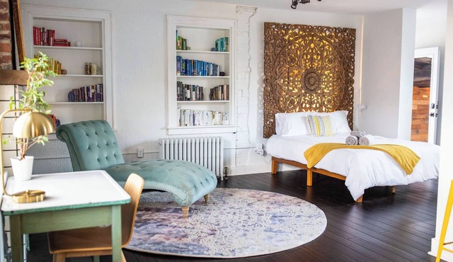 Beautiful Strip District Studio w/Outdoor Loggia