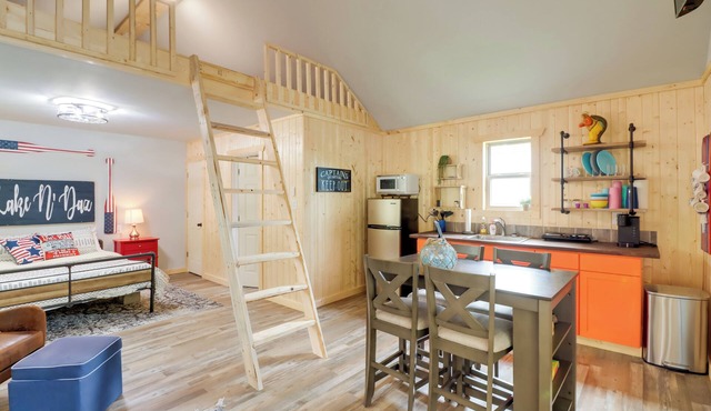 Beautiful Studio Cabin Near Greers Ferry Lake!