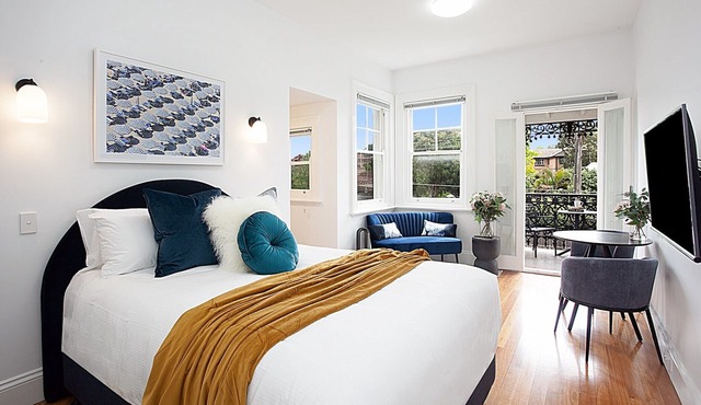 Beautiful Studio in Heritage Building with Balcony