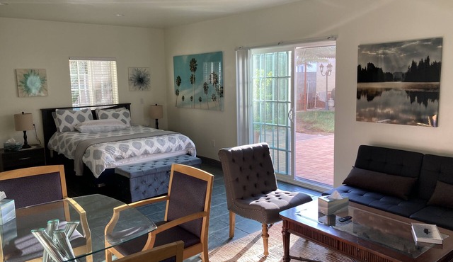 Beautiful studio in Hancock Park