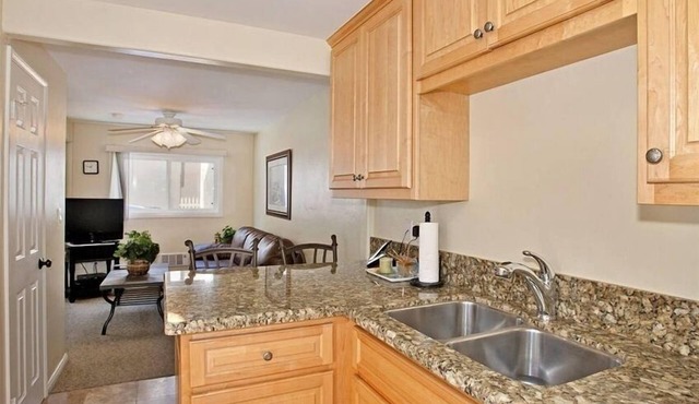 Beautiful Studio Unit Steps from the Beach - Dover Court