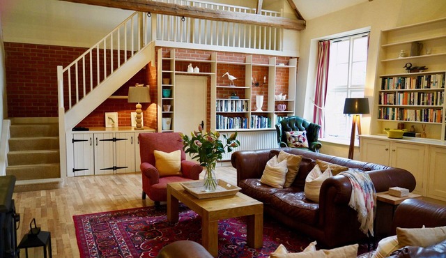 Beautiful, stylish barn. Family & pet friendly. Close to beach. 3 nights min.