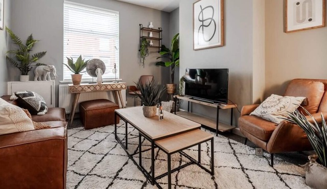 Beautiful, Stylish Home | Just 20 Mins to MCR