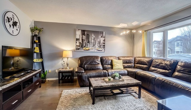 Beautiful stylish home with 3 bed rooms, a den and 2 full bathrooms