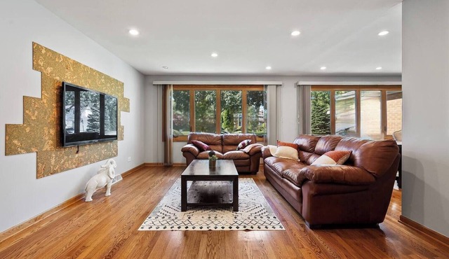 Beautiful Suburban Home - Quiet Area, Close to City