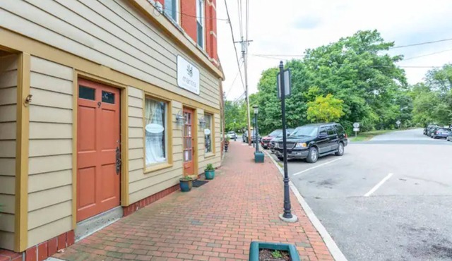 Beautiful Suite The Protector- King bed- Sleeps 4