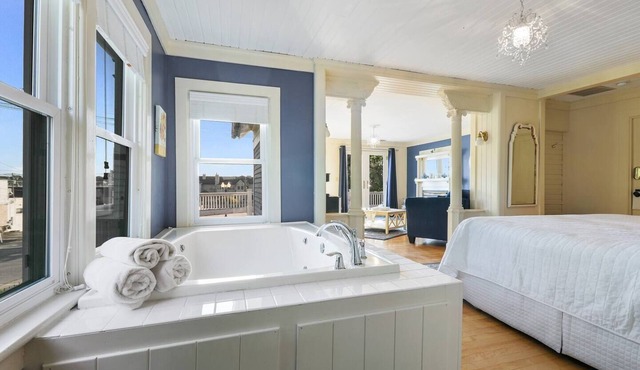 Beautiful suite with two person Jet tub. Downtown!