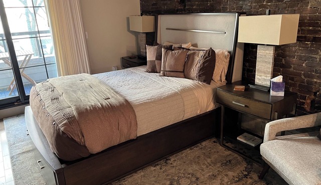 Beautiful Suite with Balcony overlooking Warren St in Syracuse