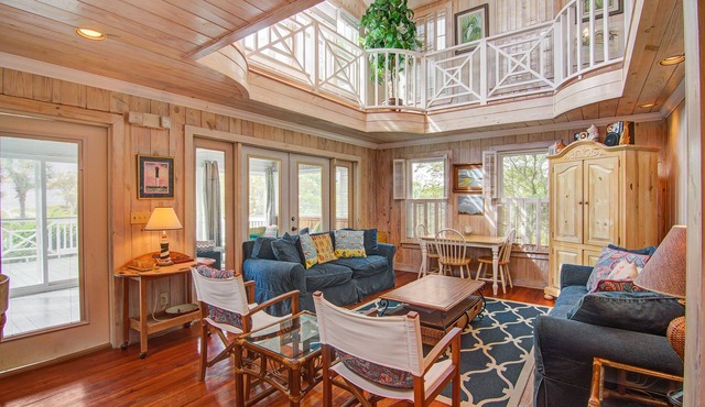 Beautiful Sullivan’s Island home next to lighthouse - easy walk to beach