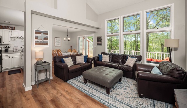 Beautiful Summer getaway near lake, hiking, and more! Clean and comfortable!