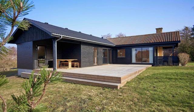 Beautiful summer house near the water