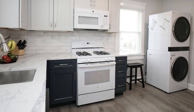 Beautiful sun filled 2 BR 3 blocks from beach- 2 beach passes- kids are free