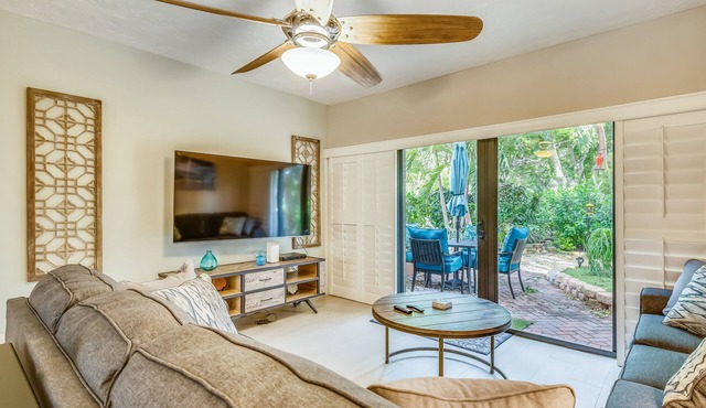 Beautiful, sunlit home with pool, tennis court & beach access - near the marina