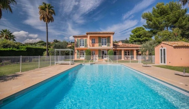 Beautiful sunny villa with pool in secure domaine and access to private beach