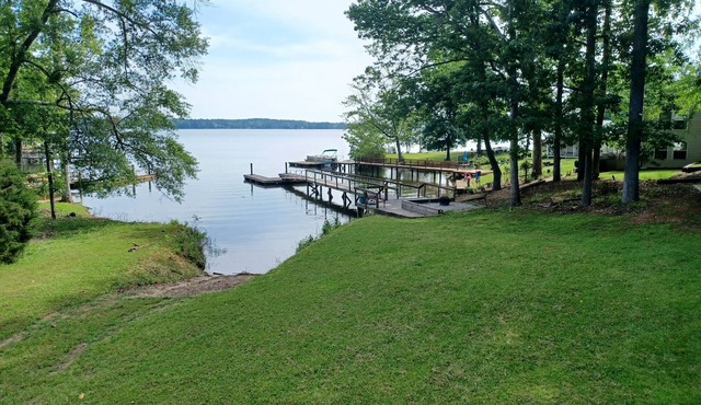 Beautiful Sunrises! Lakefront Family Getaway on Lake Murray w/Private Dock WiFi