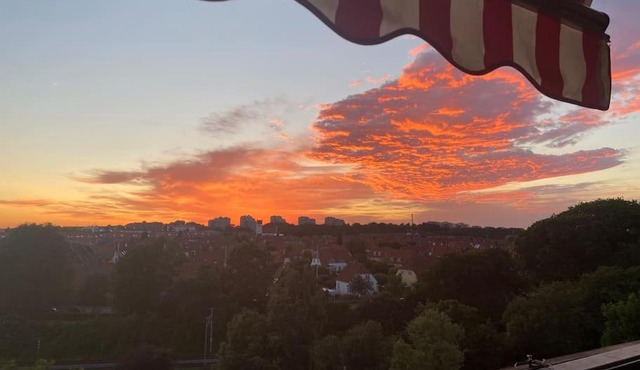 Beautiful sunset from 7th floor! 2bedrooms/balcony/free parking and bikes