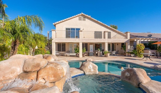Beautiful sunset Lakehouse with with amazing views and heated pool and jacuzzi !