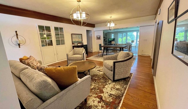 Beautiful Sunsets, Lake view. Only 1.5 miles to Downtown Village!