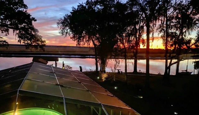 Beautiful Sunsets, Private Dock, Near Beaches