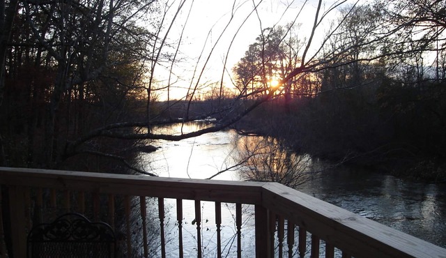 Beautiful sunsets, Romantic, Secluded, Fish from the deck. Lots of wildlife.