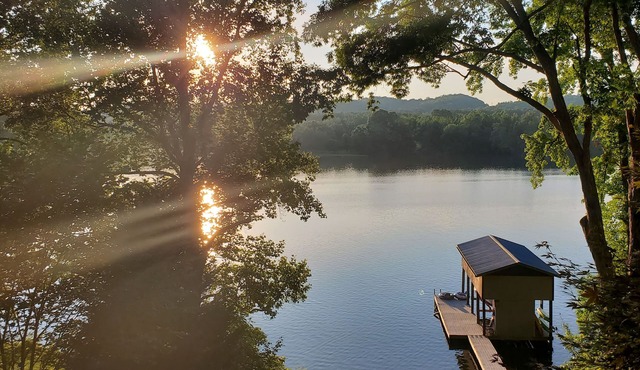 Beautiful Sunsets with a Dock on Watts Bar Lake - Perfect July 4th Location